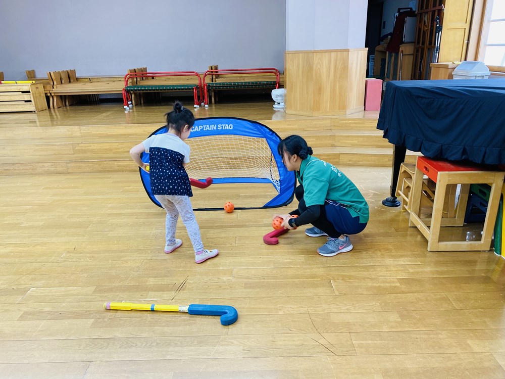 年中・年長児がホッケー体験　手作りスティックで遊ぶ姿も／江東区内の幼稚園