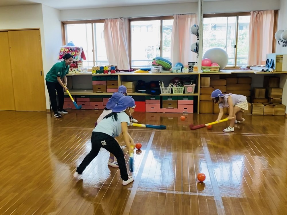 年長児２クラスがホッケー体験　先生と子どもの対戦も／港区桂坂保育室